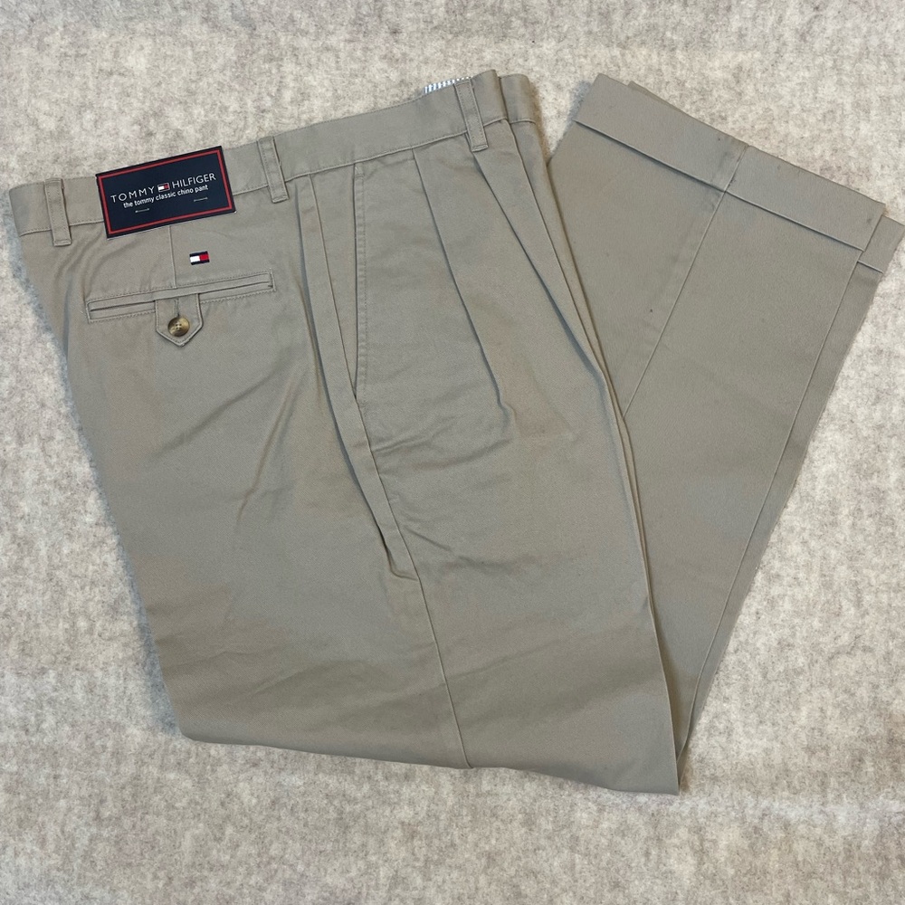 NWT Tommy Hilfiger Men's classic relaxed fit Chinos 36 x 30 pants pleated front